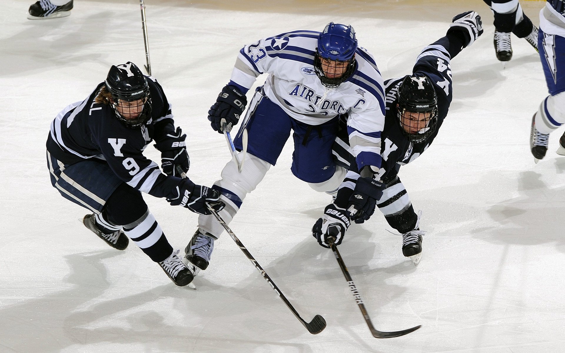 爱游戏官方-利物浦主场胜拜仁，锁定欧冠八强名额，利物浦主场连胜